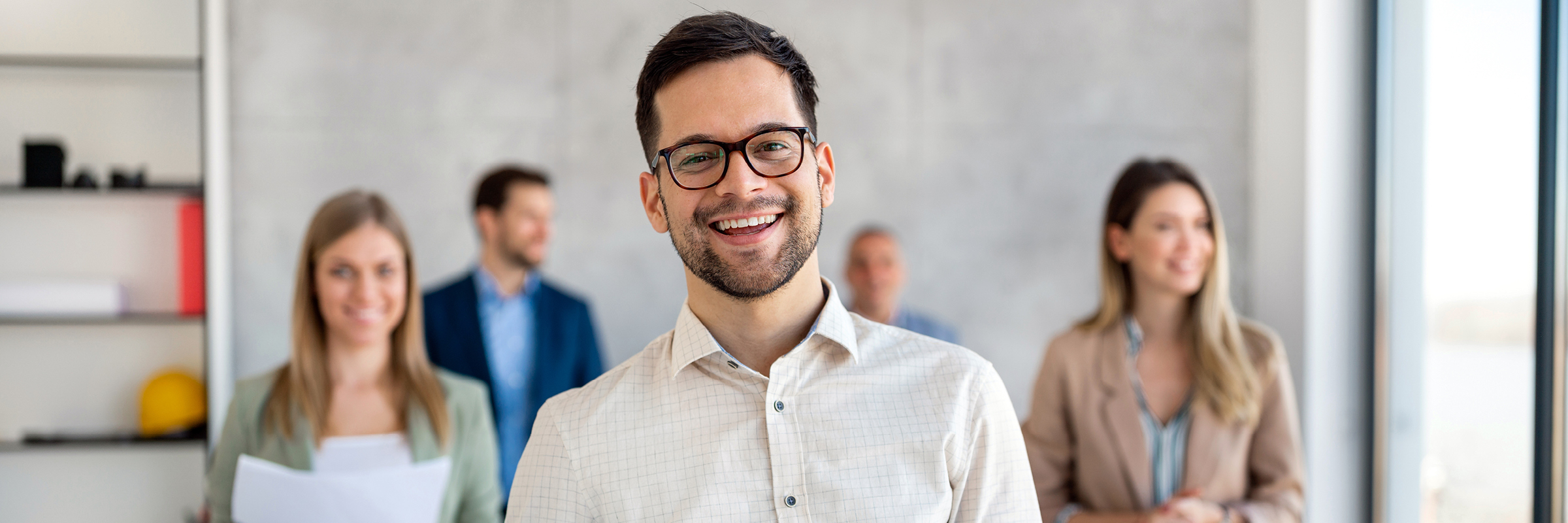 (Junior) Projektleiter (m/w/d) Kundenservice Energie - Bild von Mitarbeitern (Junior) Projektleiter (m/w/d) Kundenservice Energie - Bild von fröhlichen Personen und Mitarbeitern