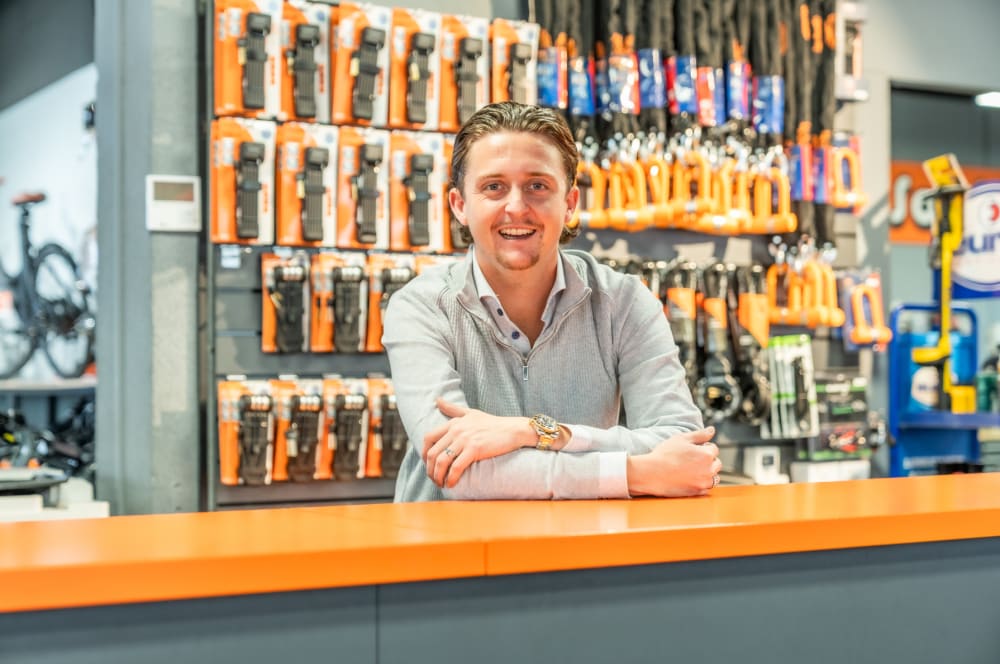 Een La Souris collega in de winkel, tussen het mobiliteitsassortiment