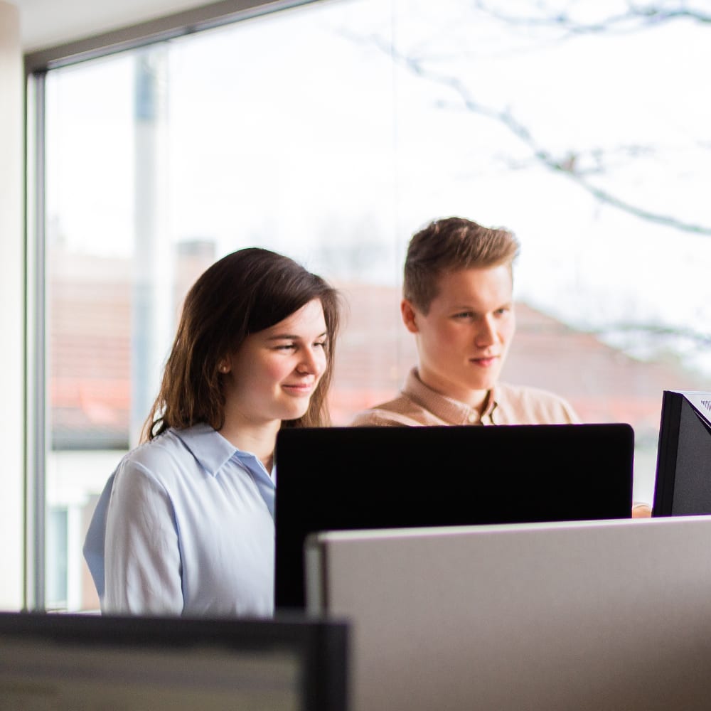 Auszubildende für Büromanagement arbeiten im Team