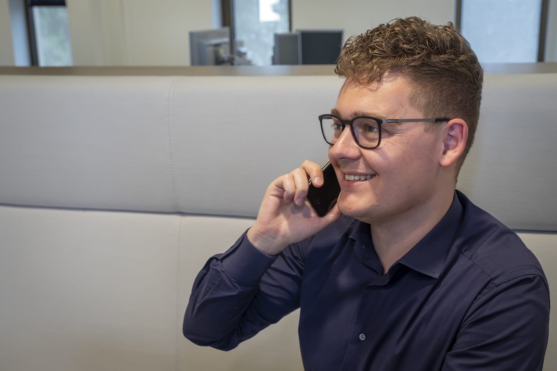 Afbeelding van onze recruiter Niels aan de telefoon