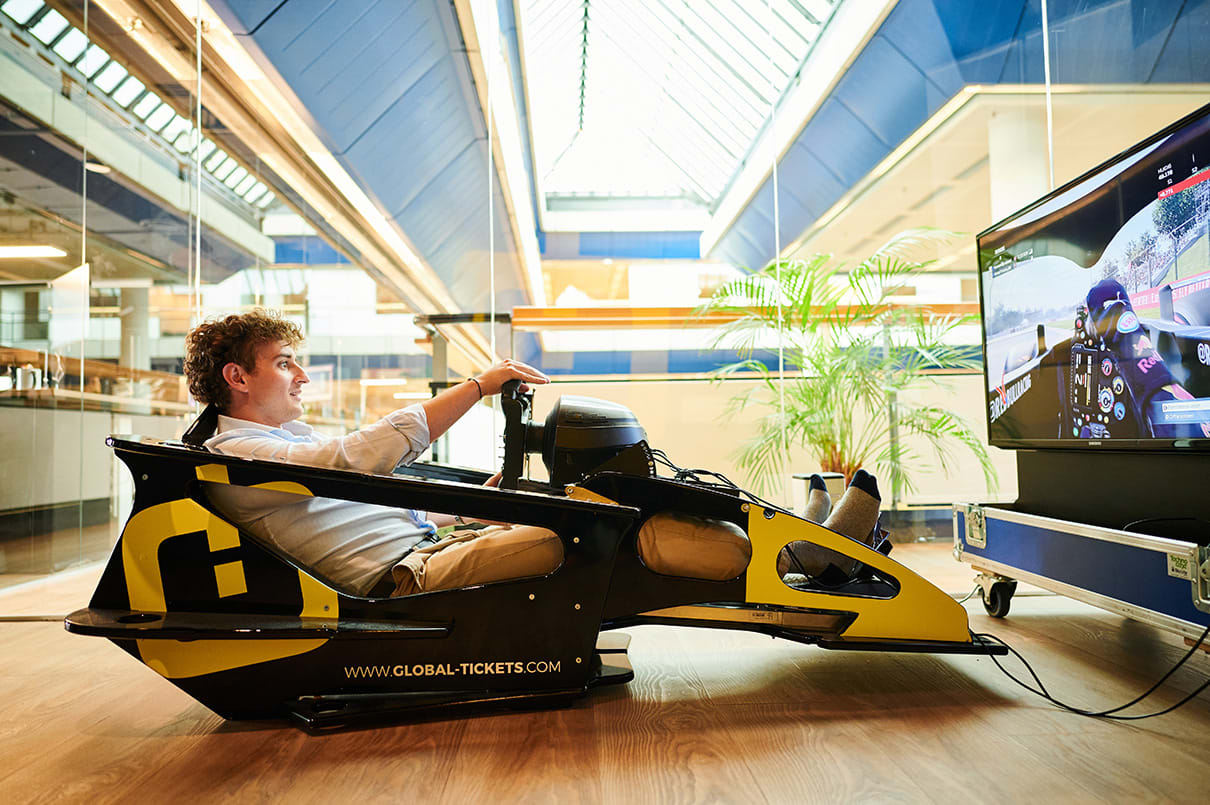 Racesimulator in het Global-Tickets Office voor banen in Groningen