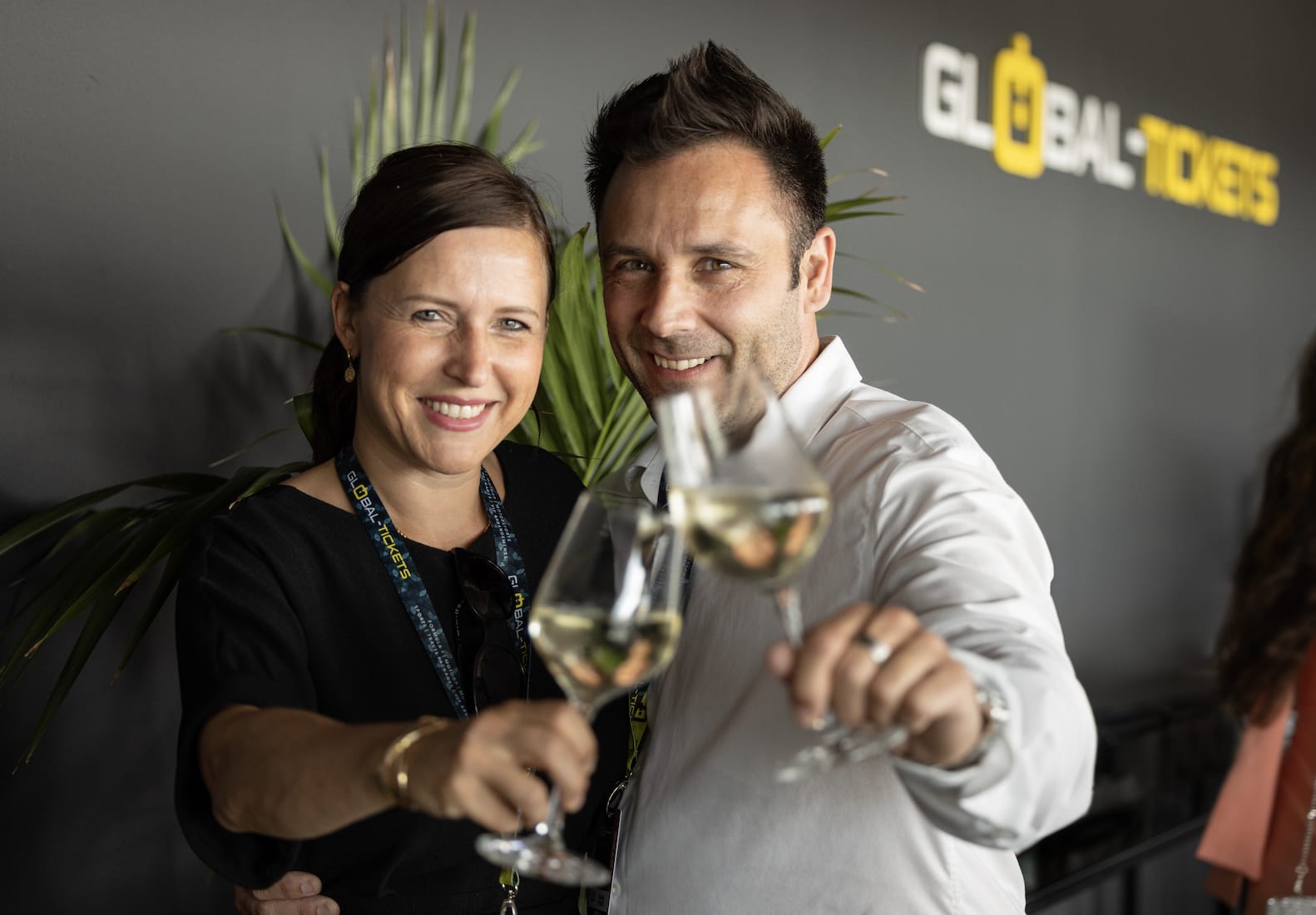 Anstoß von Champagner Gläsern eines Paares im Global-Tickets VIP-Mavericks-Club