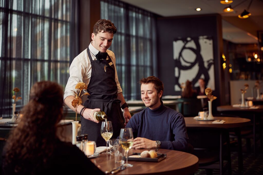 Medewerkers Van der Valk restaurant keuken receptie