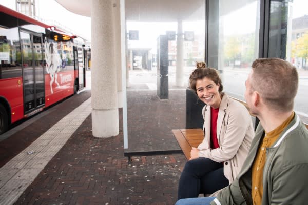 Reizigers hebben gesprek bij bus Keolis