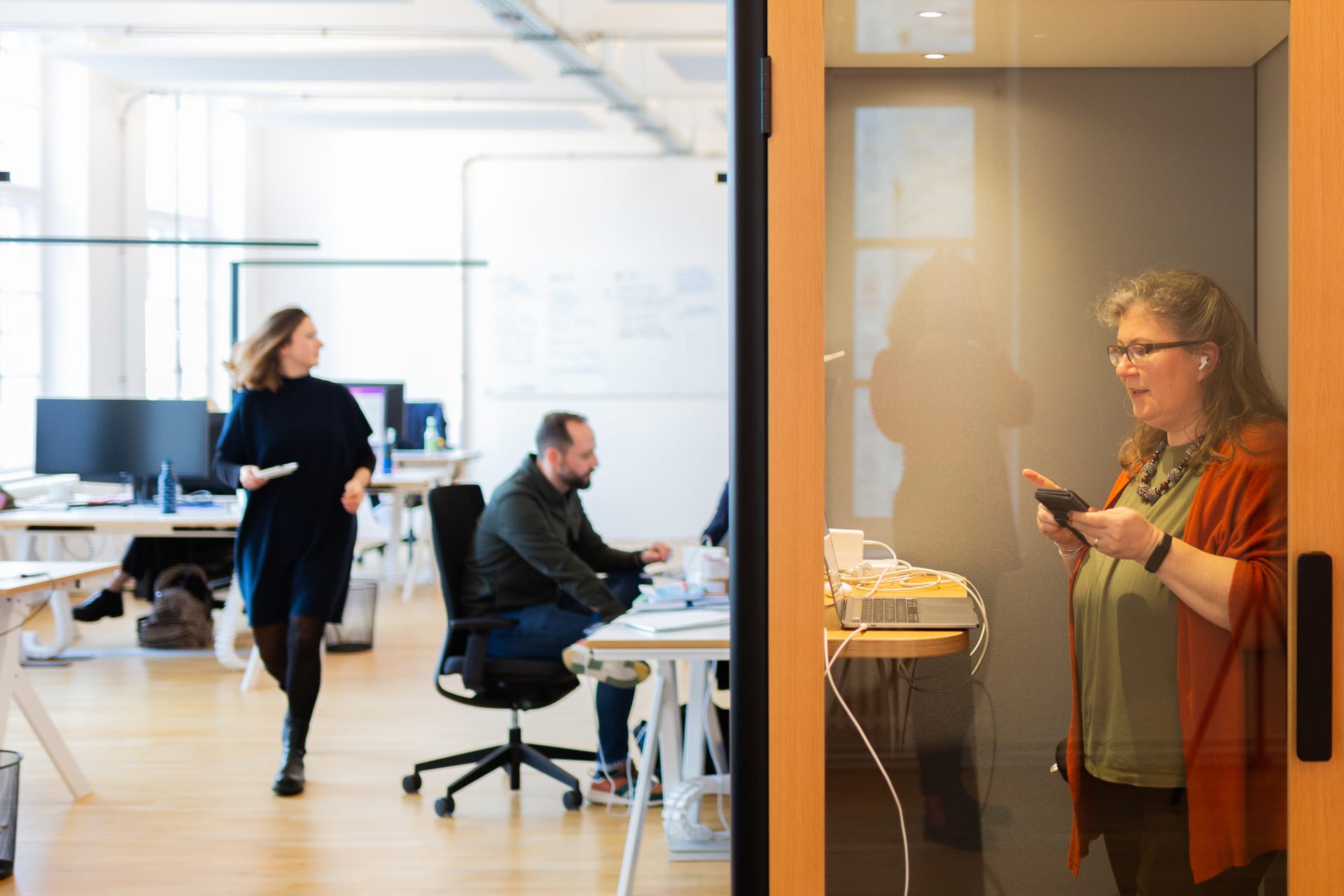 Einblick in Büroalltag mit telefonierendem Teammitglied