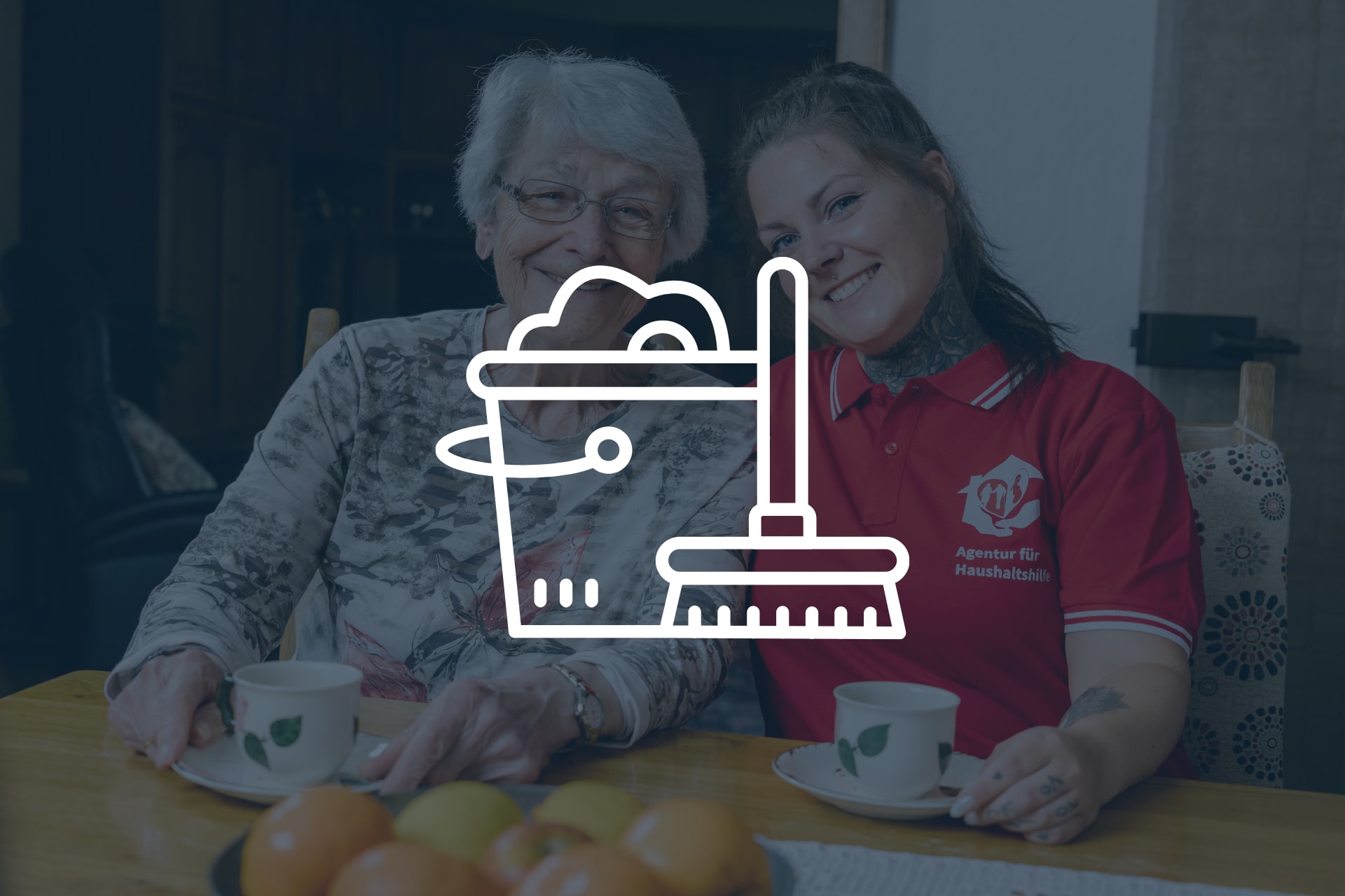 mitarbeiterin der Agentur für Haushaltshilfe gemeinsam mit einer glücklichen Kundin beim Kaffeetrinken