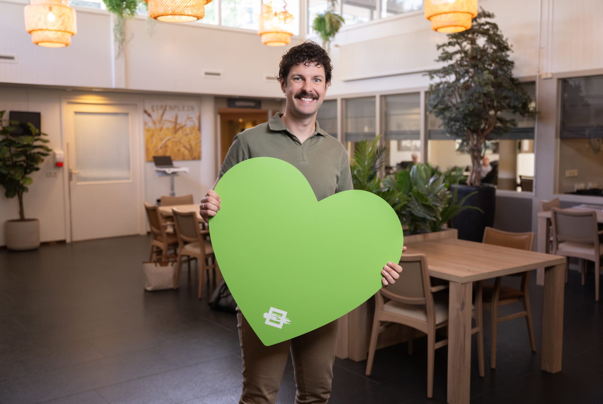 Frontoffice medewerker ouderenzorg bij Groenhuysen die administratieve ondersteuning biedt aan management en zorgteams op locatie