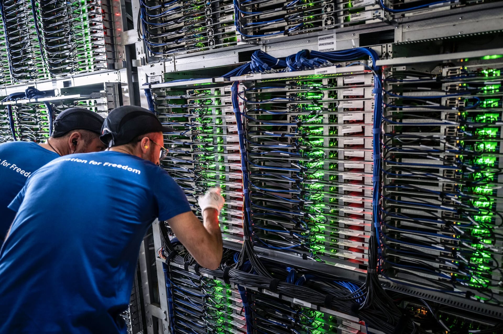 Teaser-Grafik mit vier Silhouetten und einem der gridscale-Spinde, die jeder Mitarbeitende bekommt.