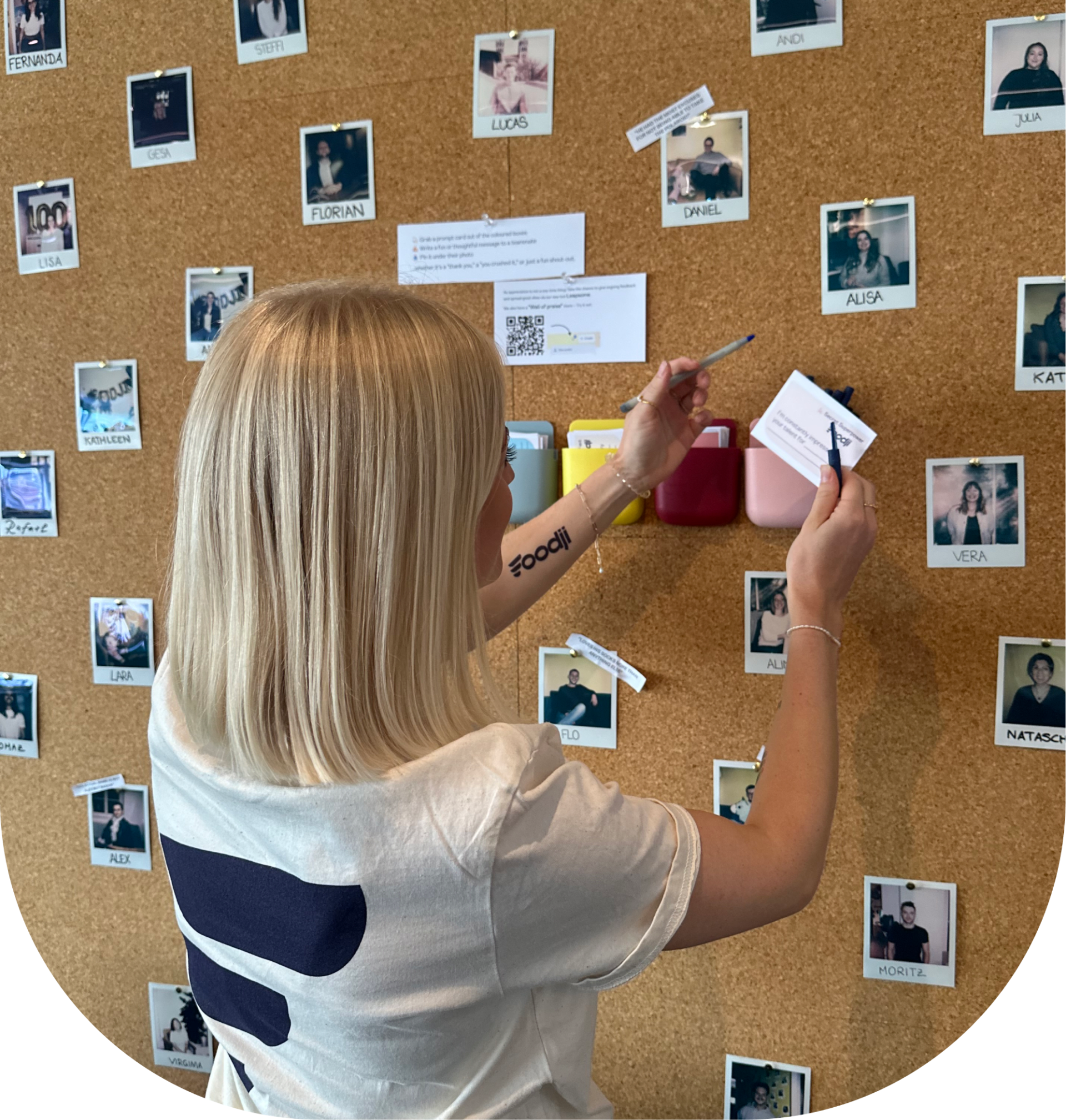 Fotowand mit Fotos von allen Mitarbeiter:innen