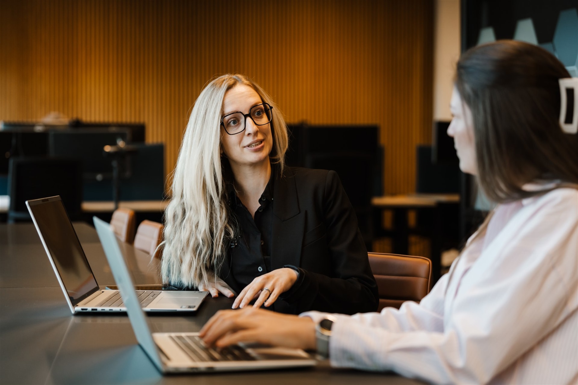 vrouw luistert gesprek