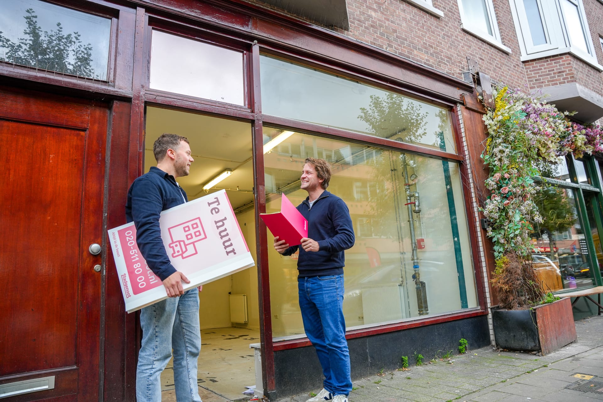 Adviseur Commercieel vastgoed in gesprek met een ondernemer voor een pand