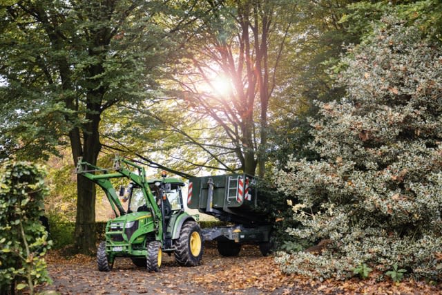 Gartentraktor im Sonnenlicht