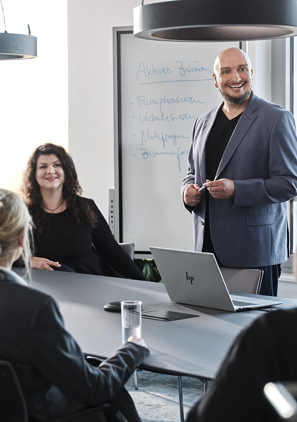 Eine Trainingssituation bei ECON TEL in einem der Besprechungsräume mit dem Team und dem Vertriebstrainer.