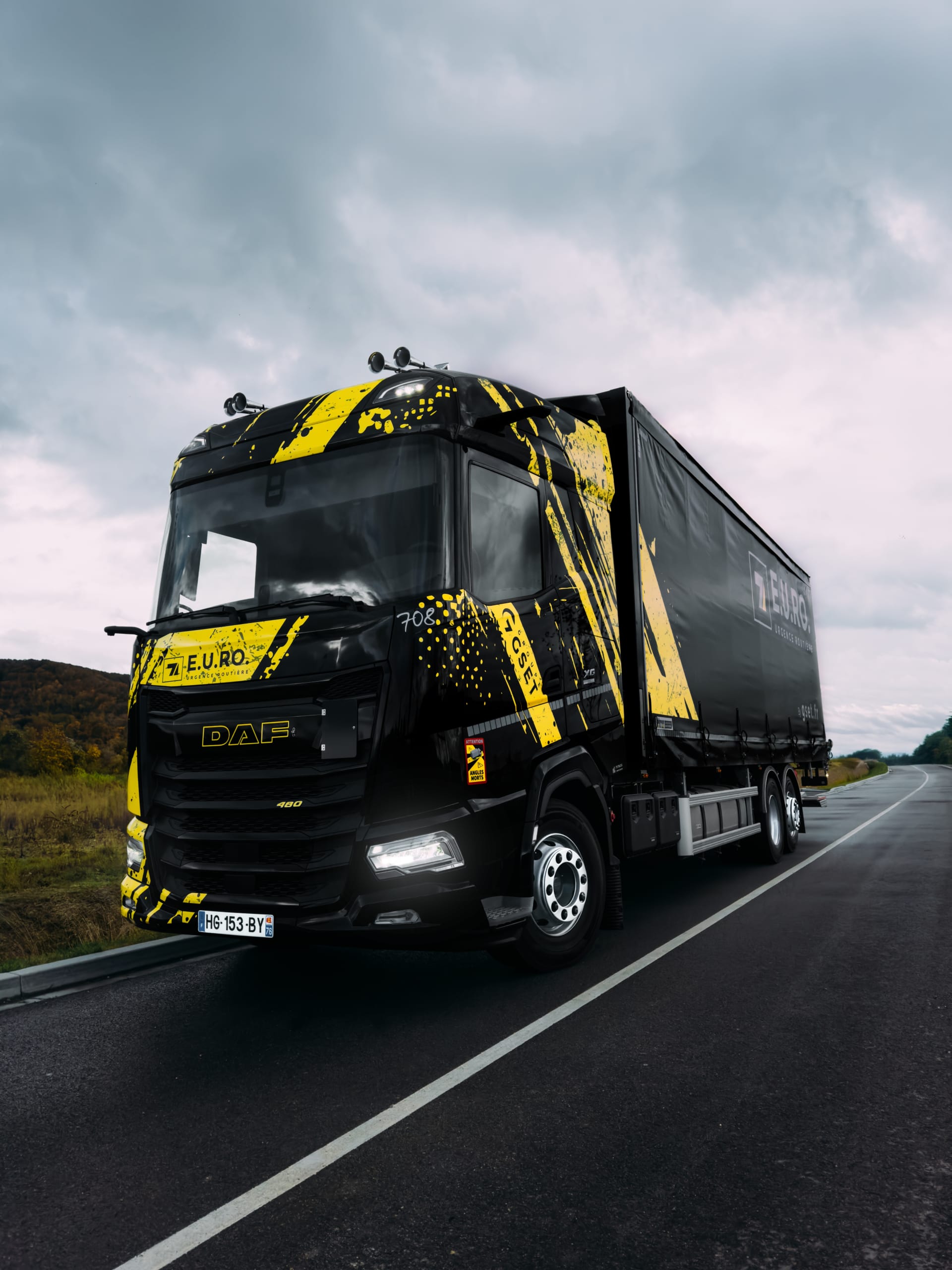 Poids lourd E.U.RO. du Groupe GSET en livrée noire et jaune roulant sur une route nationale