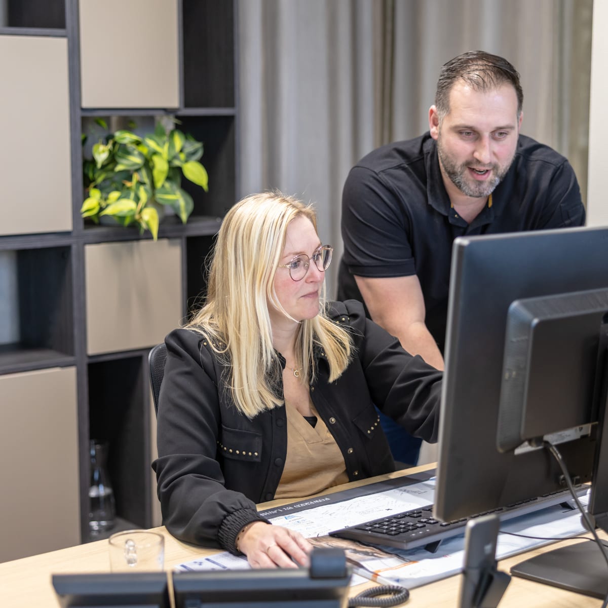 Kantoorpersoneel in actie