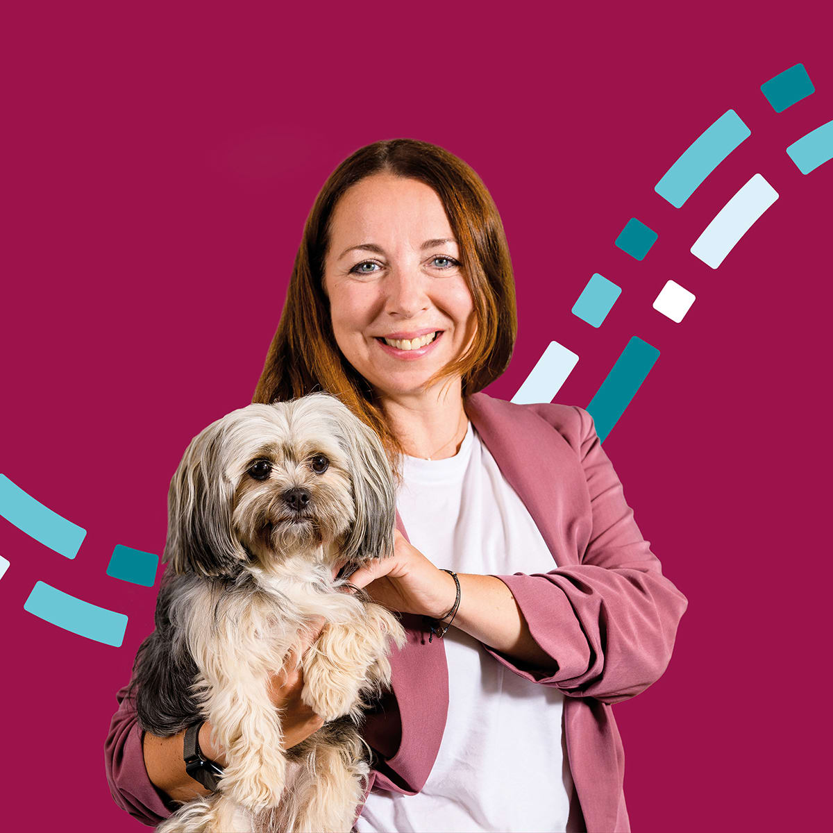 Frau mit Hund auf dem Arm