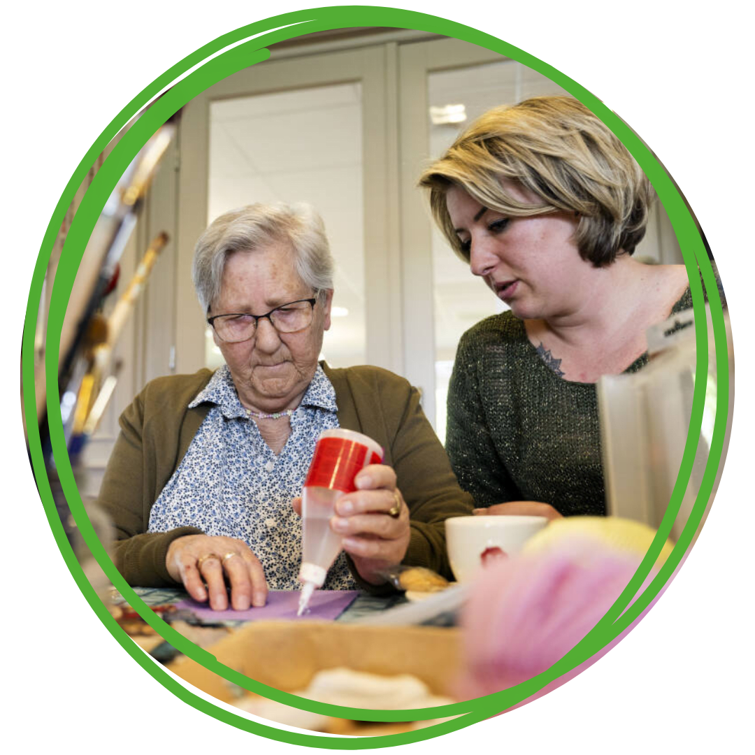 Medewerker welzijn, activiteit met bewoner