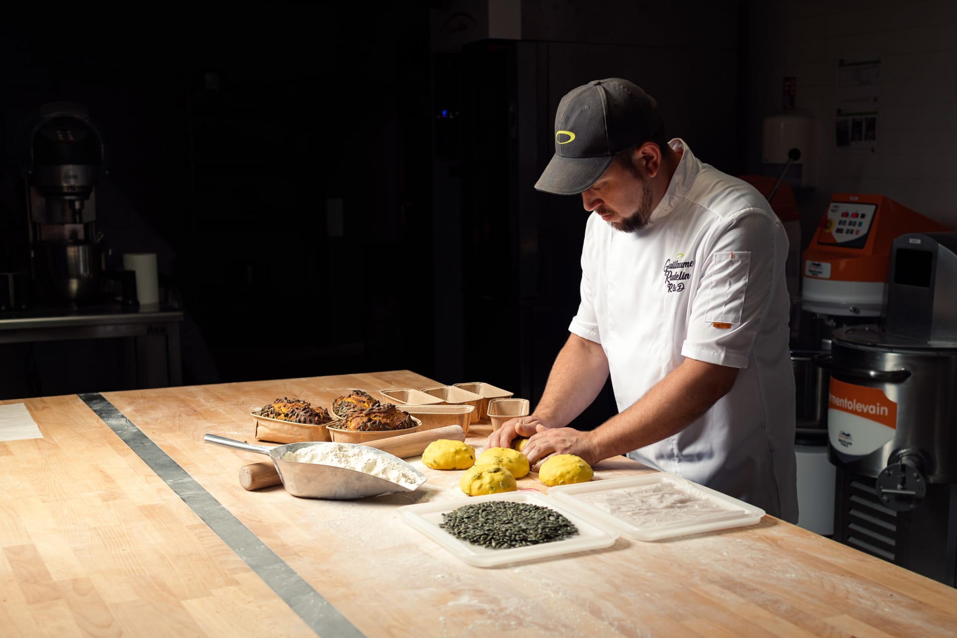 Boulanger en train de travailler