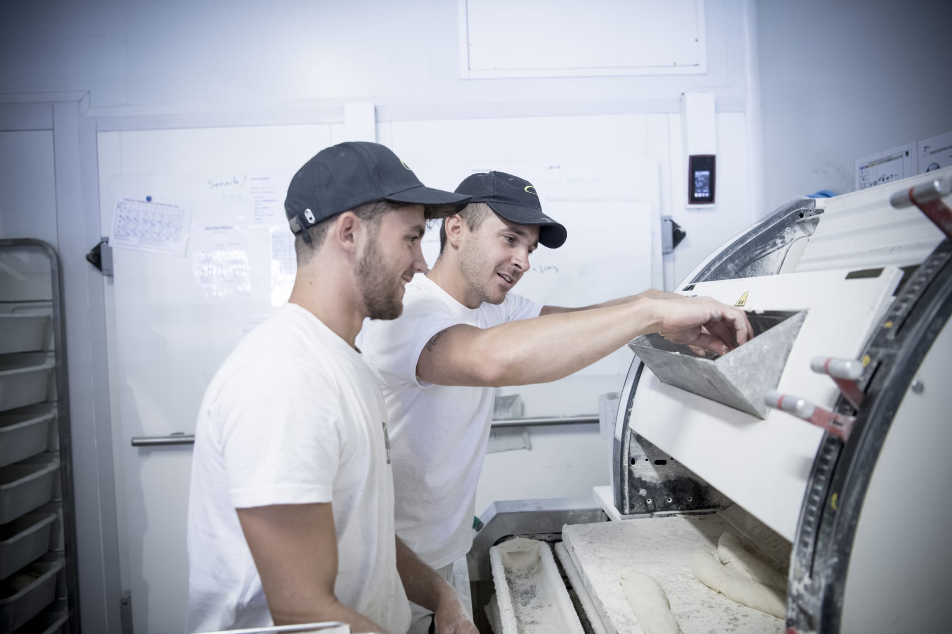 Deux boulangers en train de travail