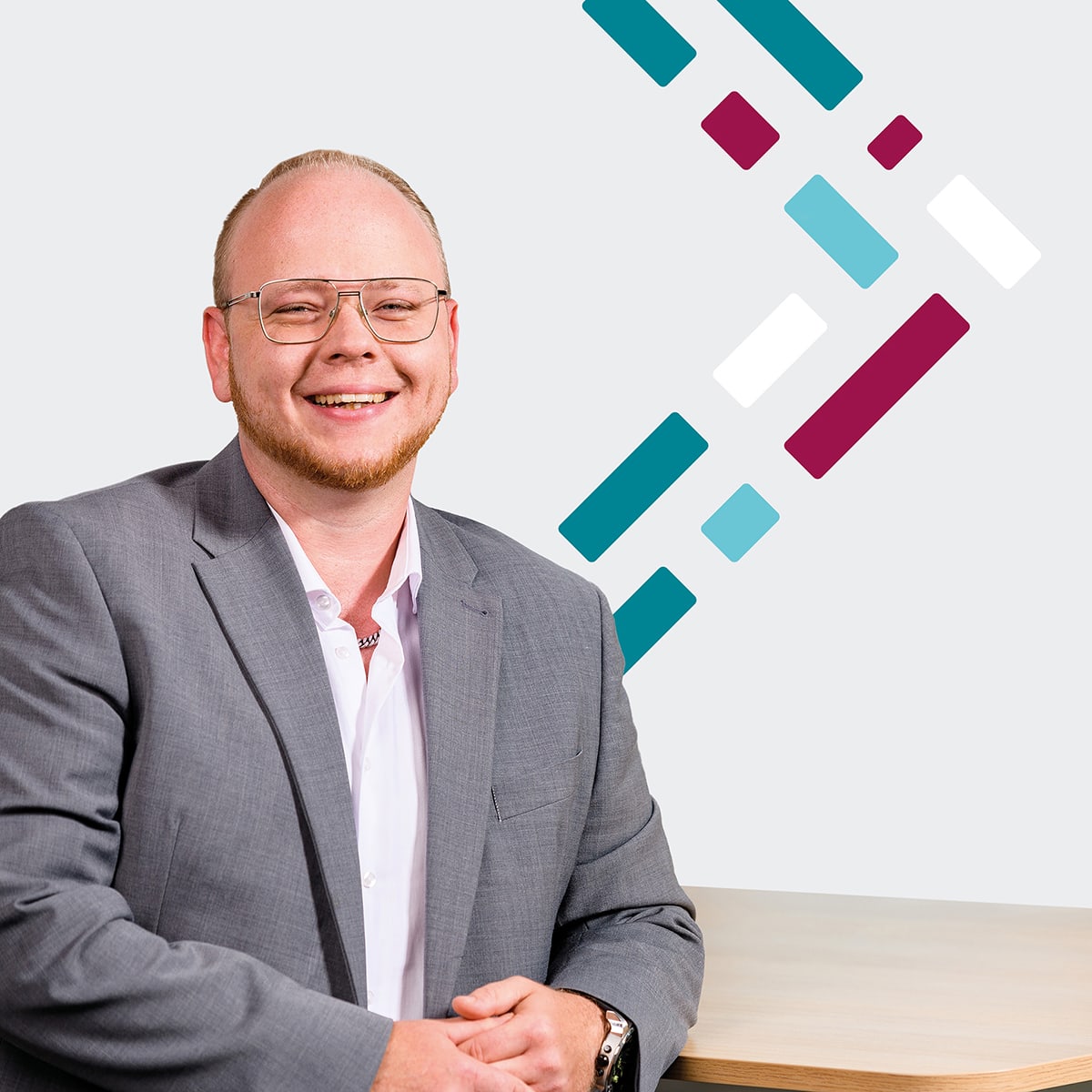 Lächelnder Mann mit Brille