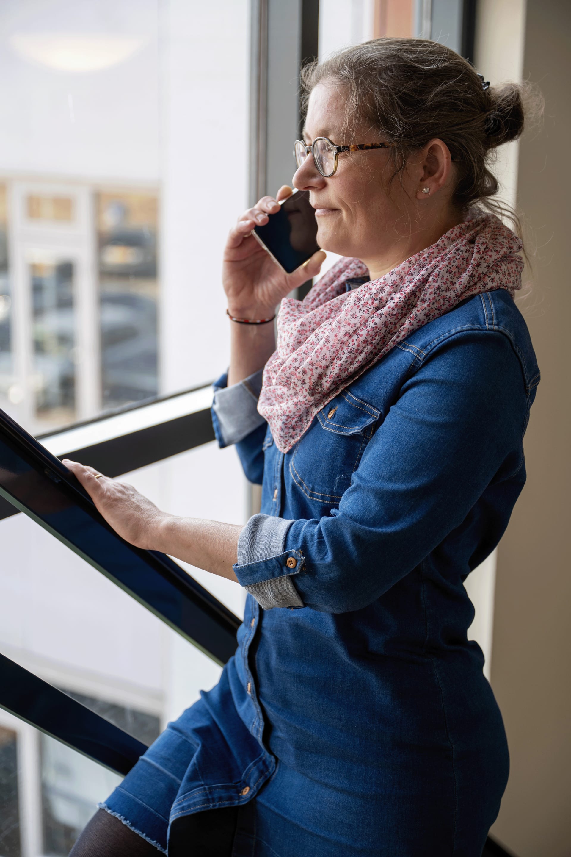 Vergunningverlener telefoneert