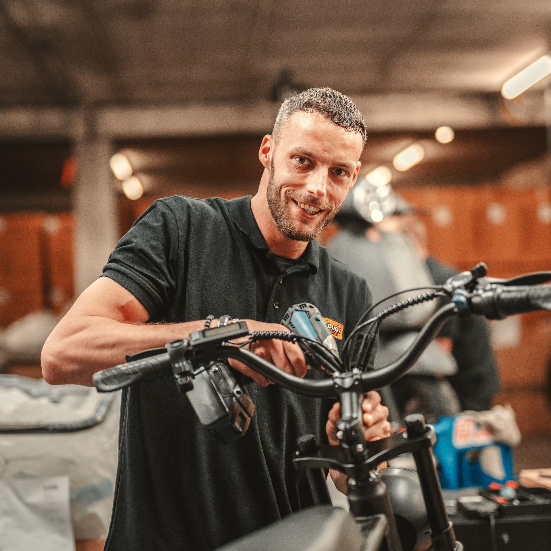 In de werkplaats wordt hard gesleuteld door de monteurs