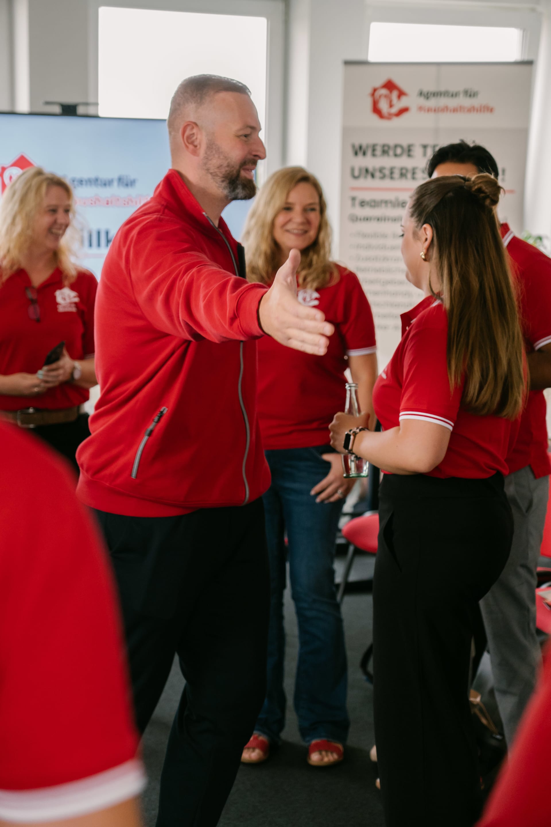 Onze directeur Eugen Eberle verwelkomt onze Outside Team Coordinators