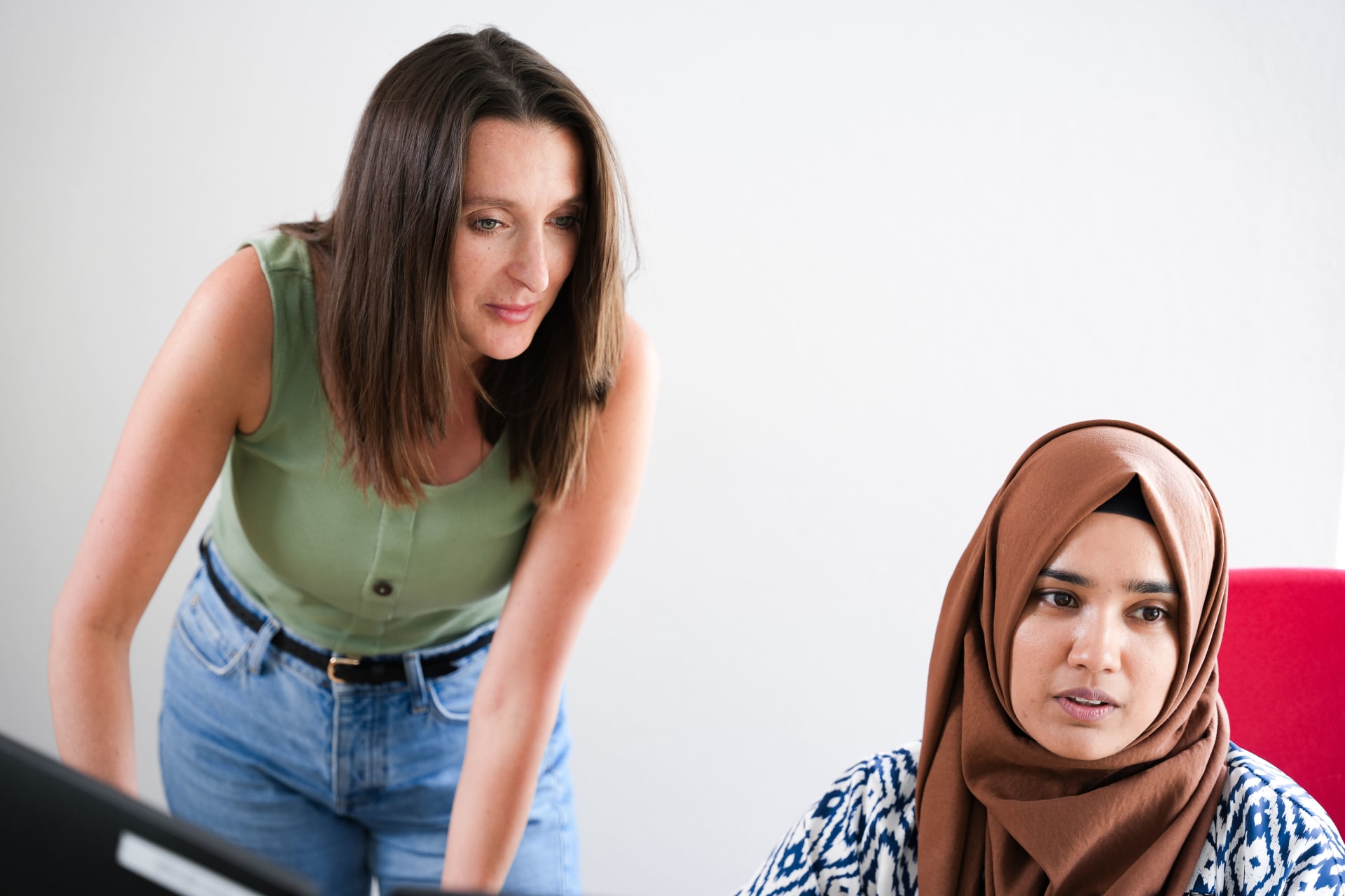 Twee medewerkers van Inside Team Coordination bekijken een taak.