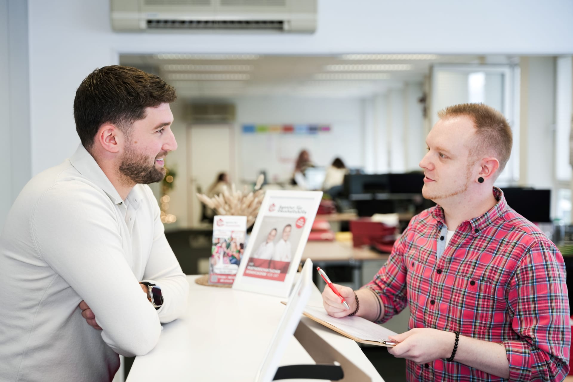 Twee medewerkers van het Human Resources Team praten met elkaar