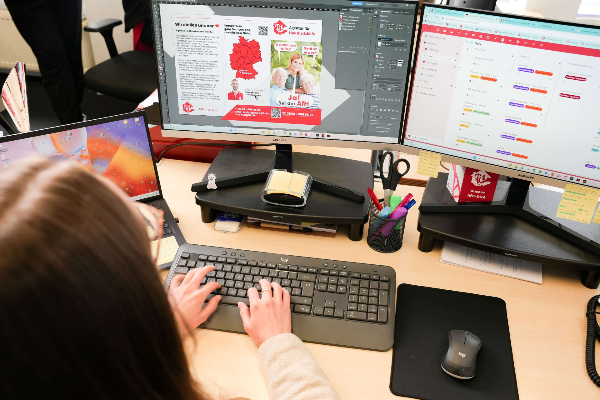 Marketingmedewerkster bij het opstellen van flyers