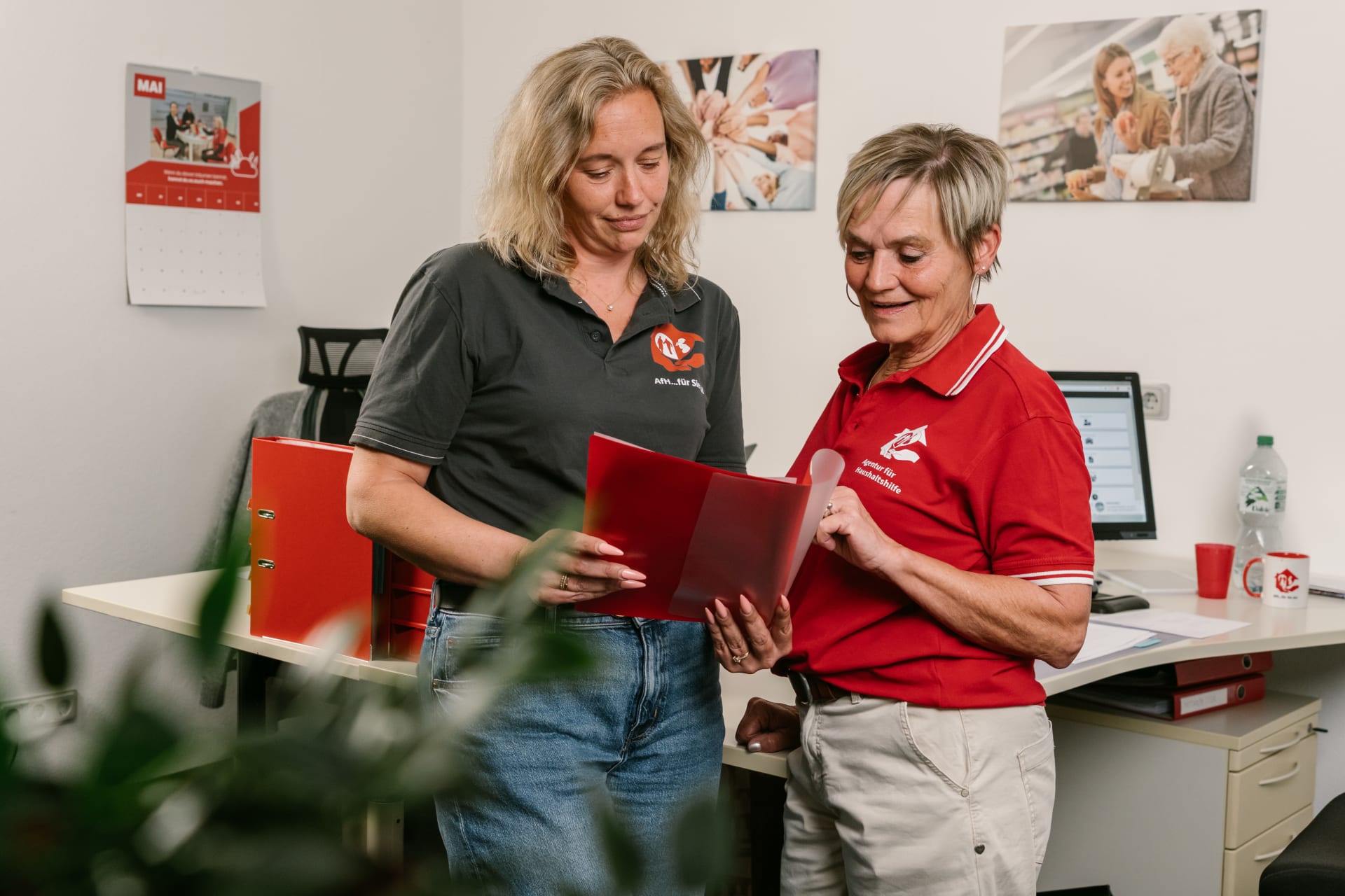 Twee District Managers bekijken een klantendossier