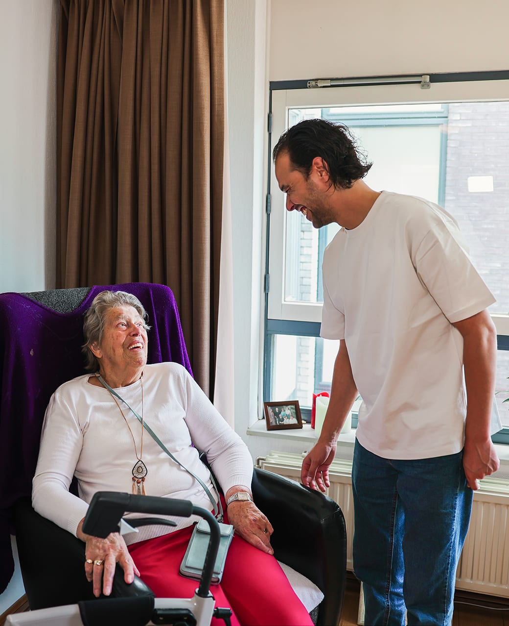 Verpleegkundige met bewoner bij ZorgSpectrum Vertrouwd Thuis