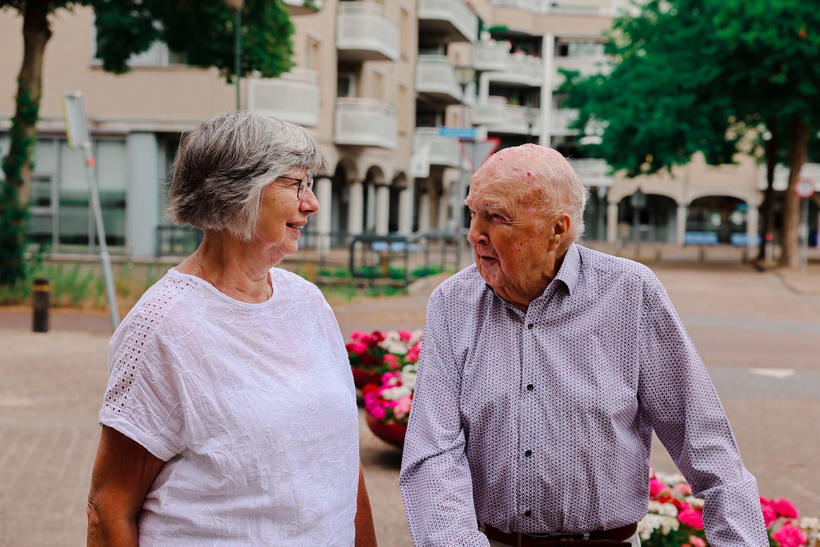 Adrie met cliënt voor het Haltna Huis, samen lachend