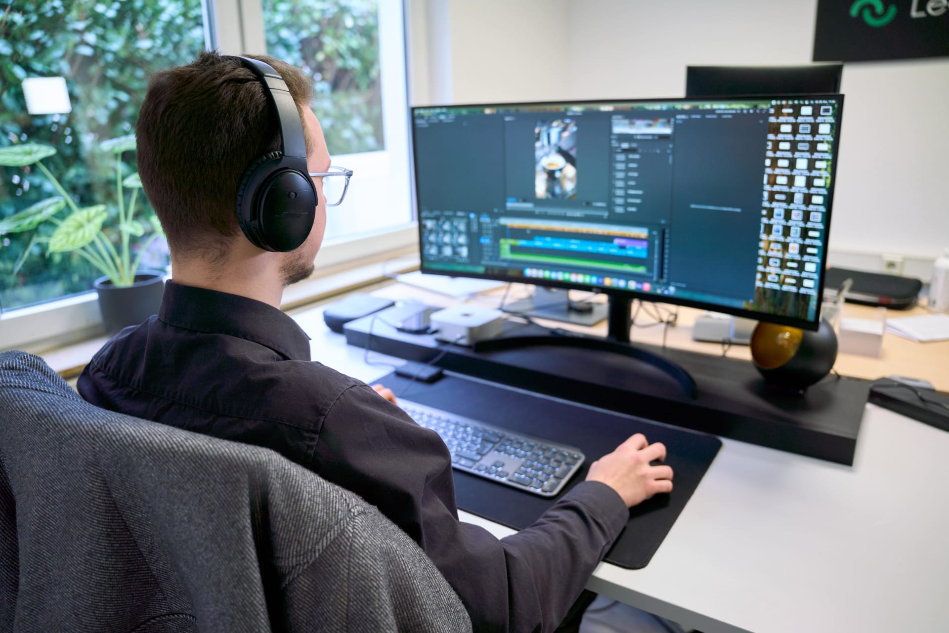 Mitarbeiter beim Videoschnitt