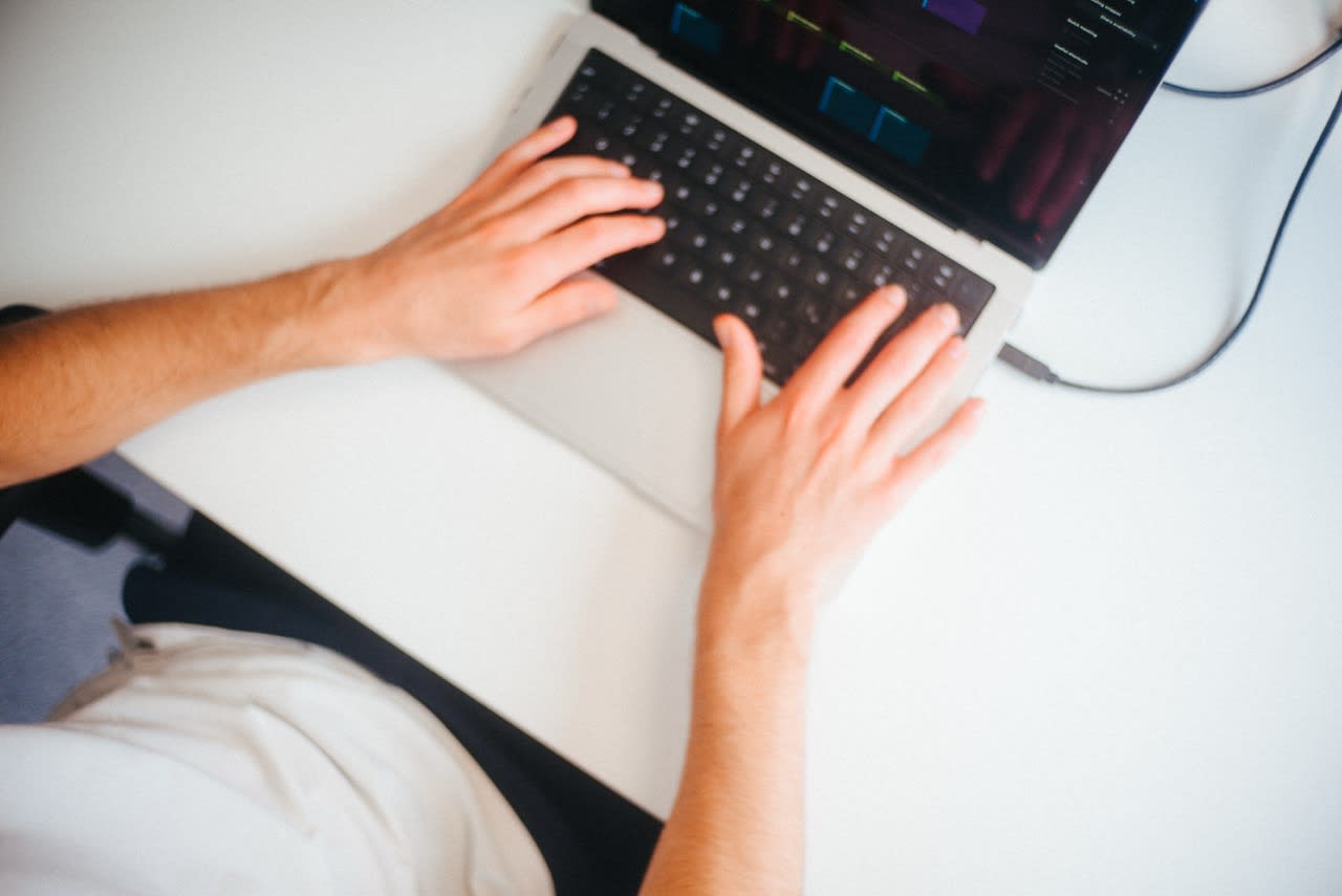 Mitarbeiter an der Tastatur