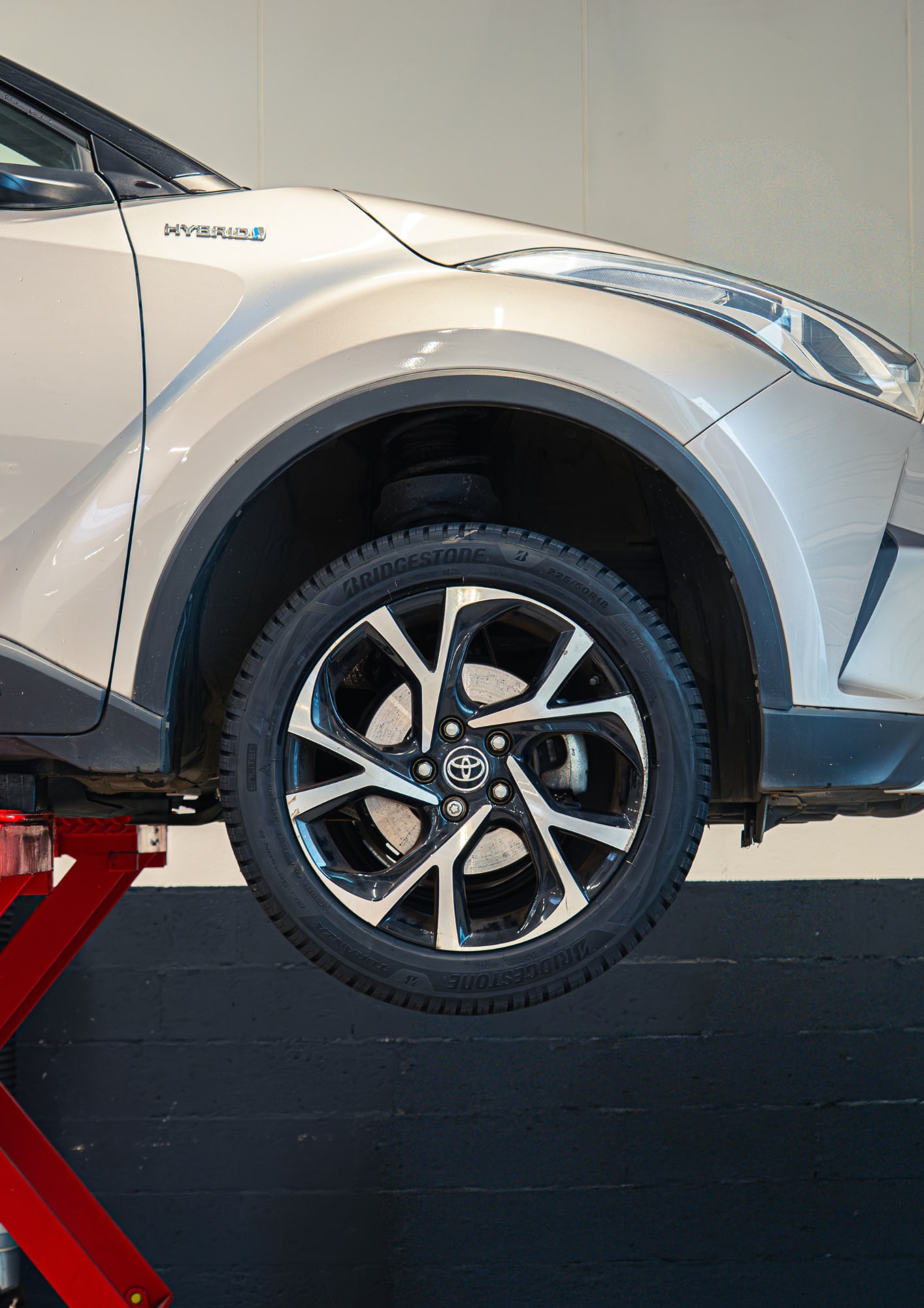 Boční pohled na vozidlo Toyota v Toys Motors, skupina RCM