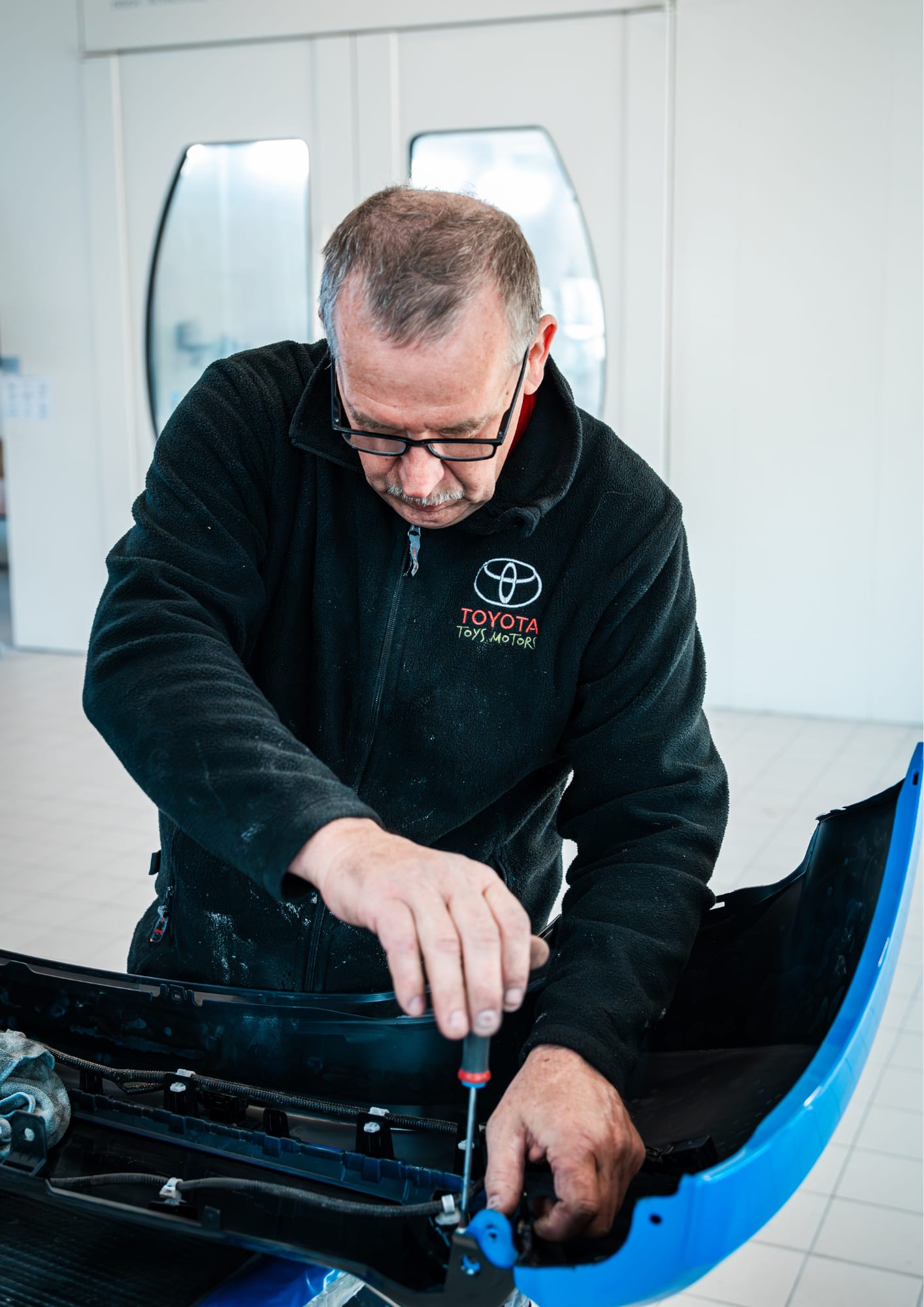 Technicien Toyota Toys Motors intervenant sur un véhicule en atelier