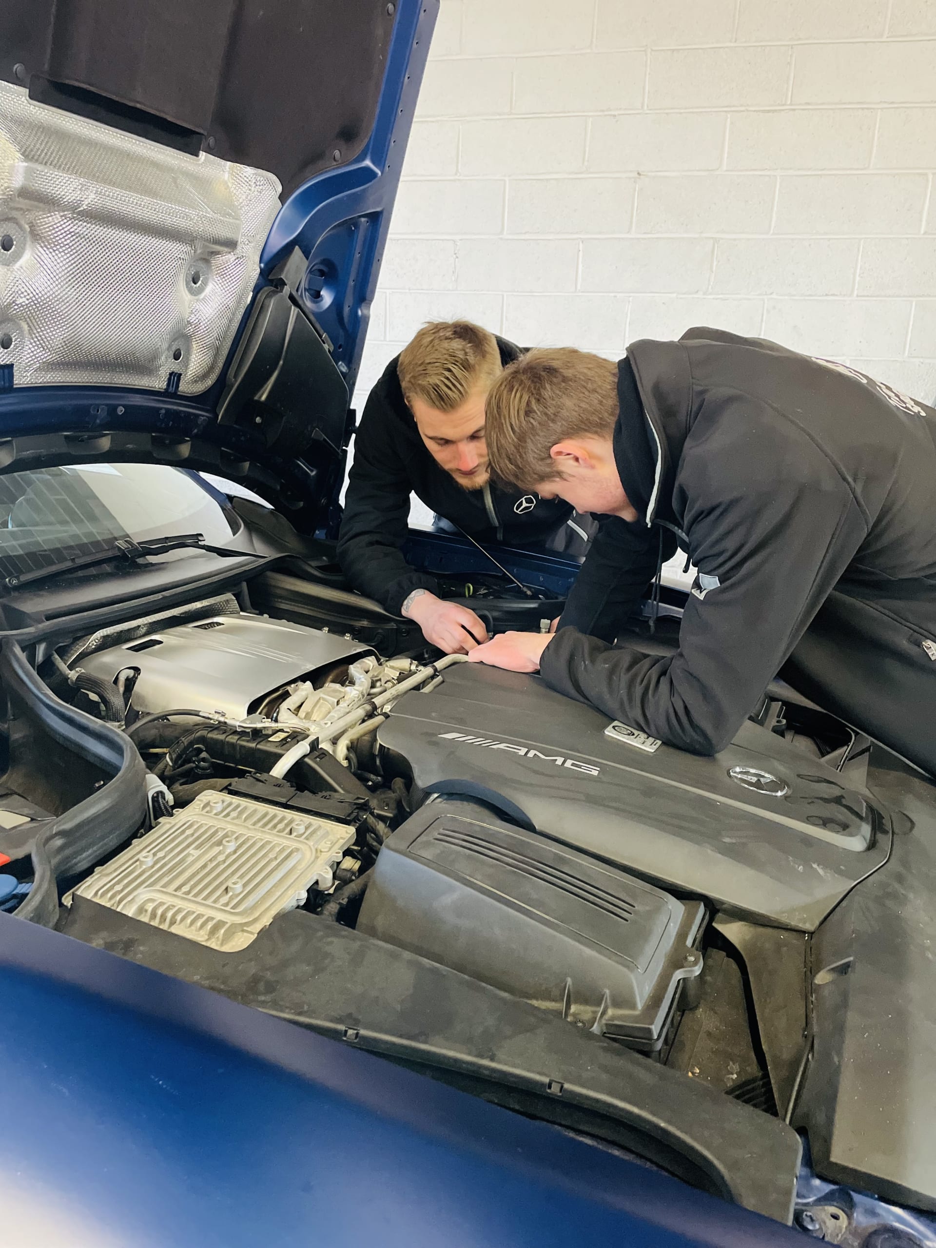 Techniciens SAGA Mercedes-Benz intervenant sur un moteur Mercedes-AMG