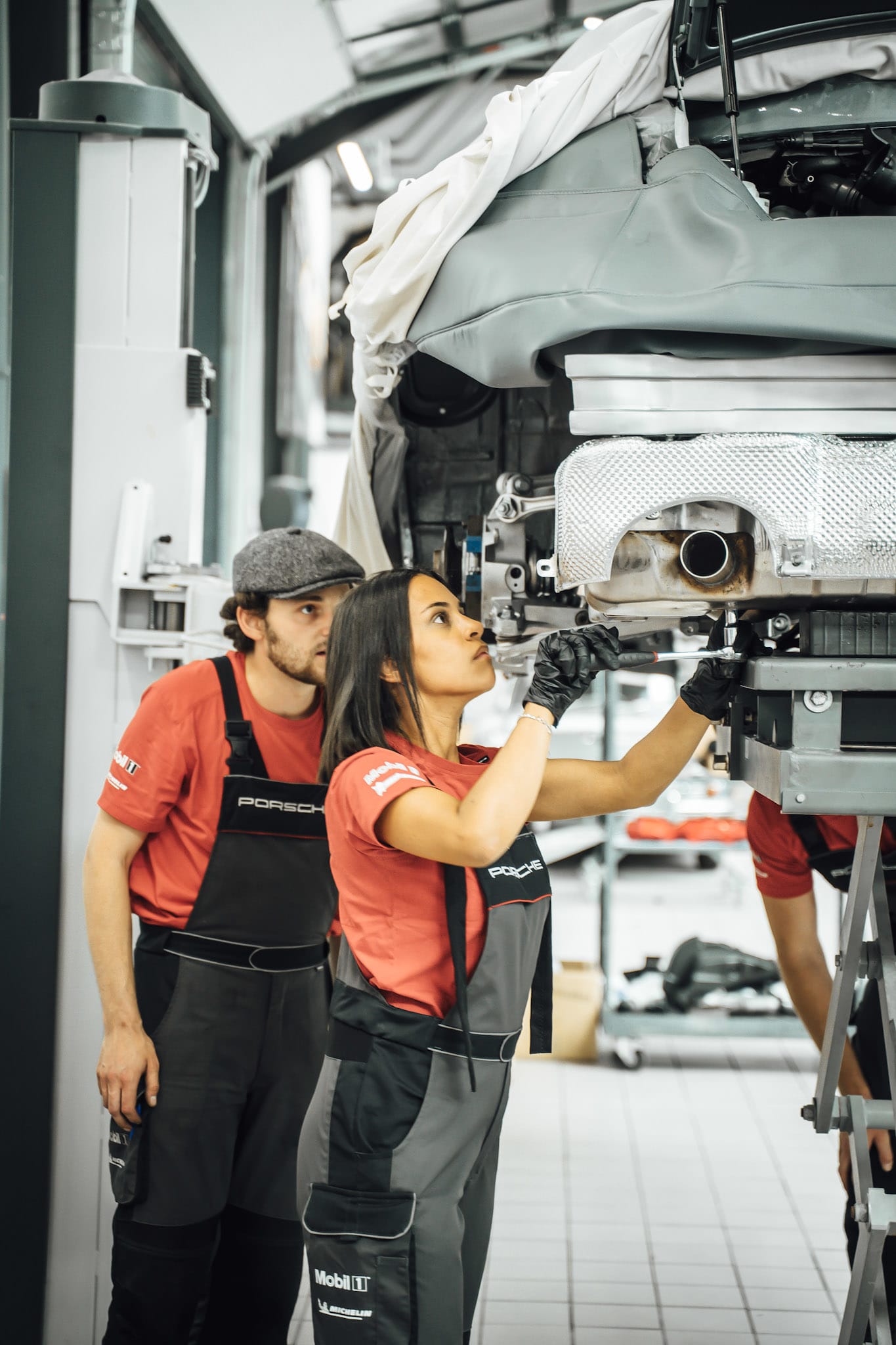 Techniciens des Centres Porsche RCM intervenant sur une Porsche en atelier