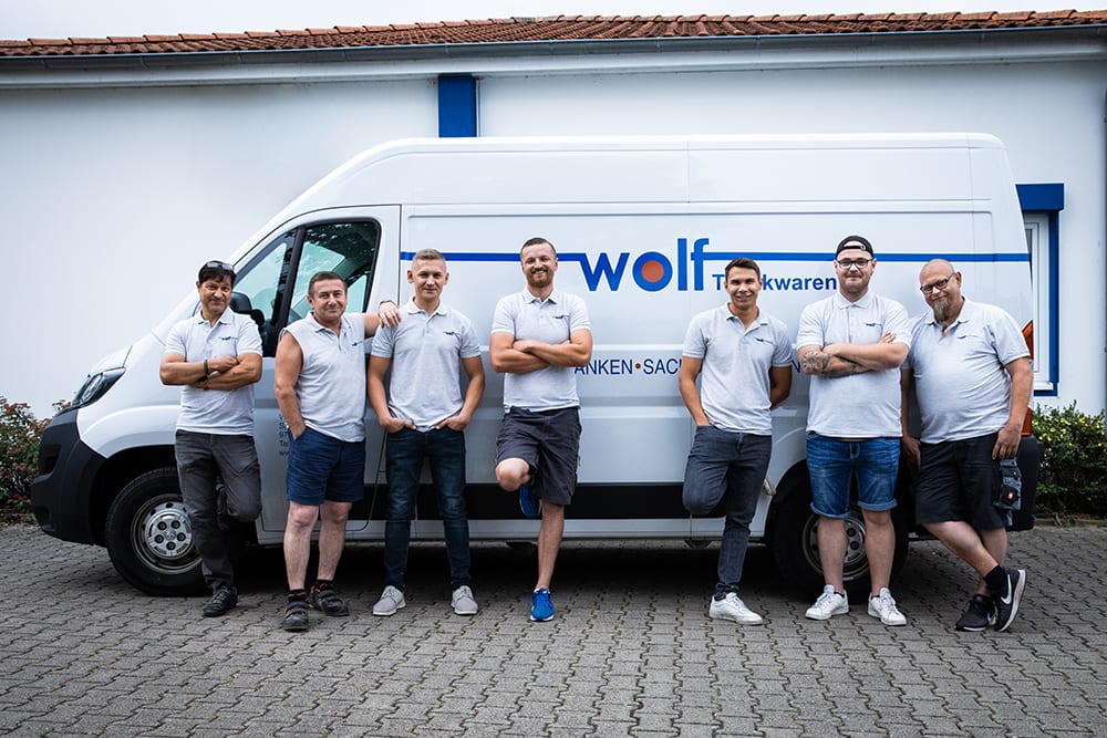 Mitarbeiter vor einem Wolf Tabakwaren Bus