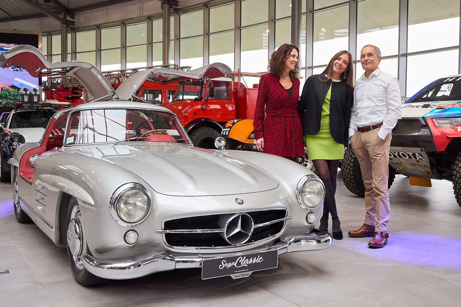 Rodina vedení RCM před vozem Mercedes-Benz