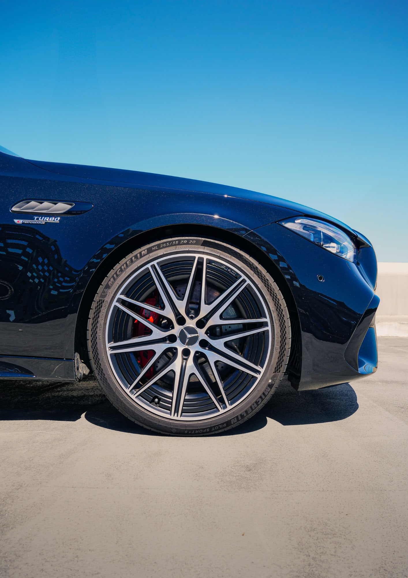Boční pohled na sportovní Mercedes-Benz v SAGA Mercedes-Benz, skupina RCM
