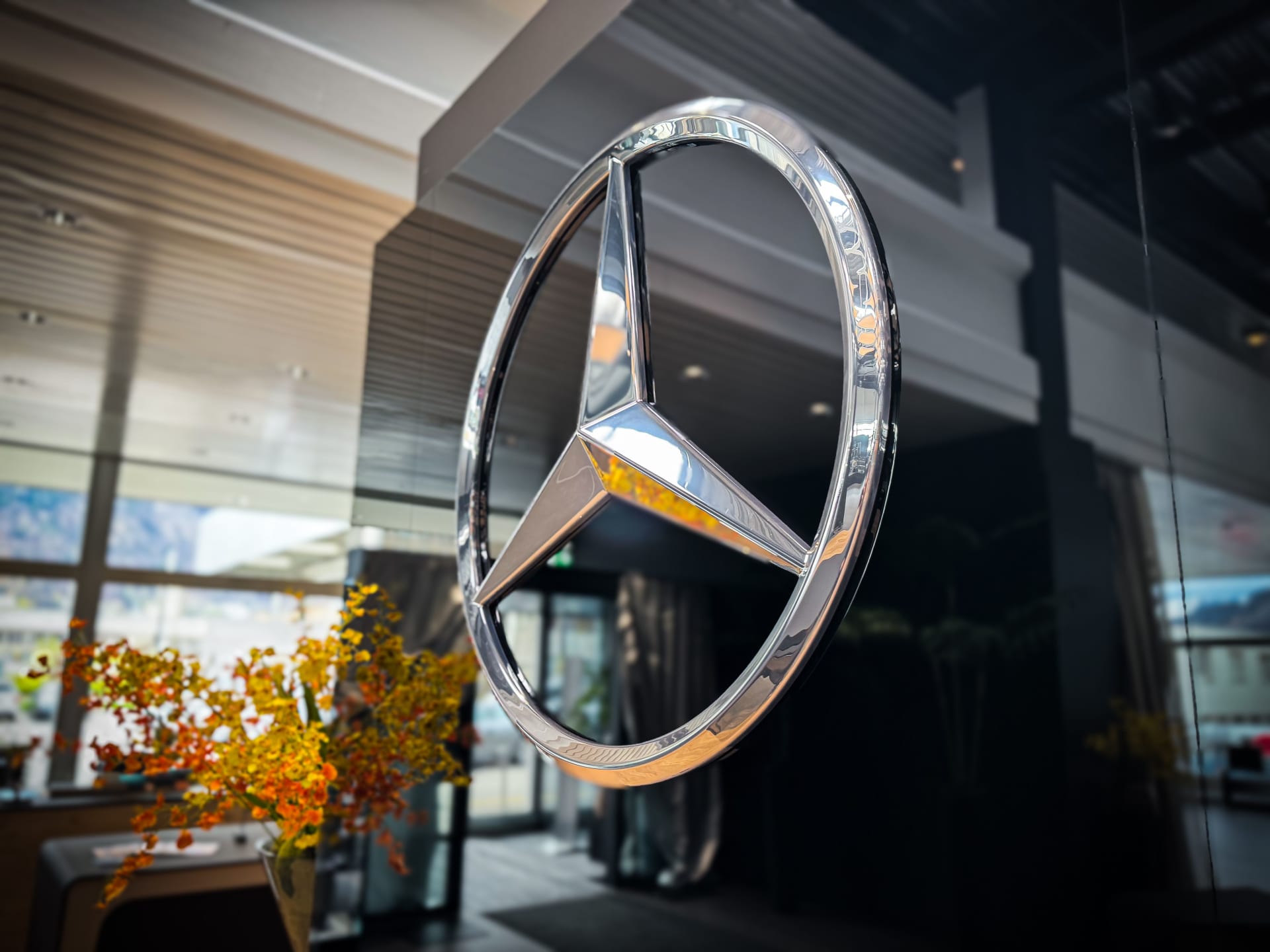 Logo Mercedes-Benz en concession SAGA, groupe RCM