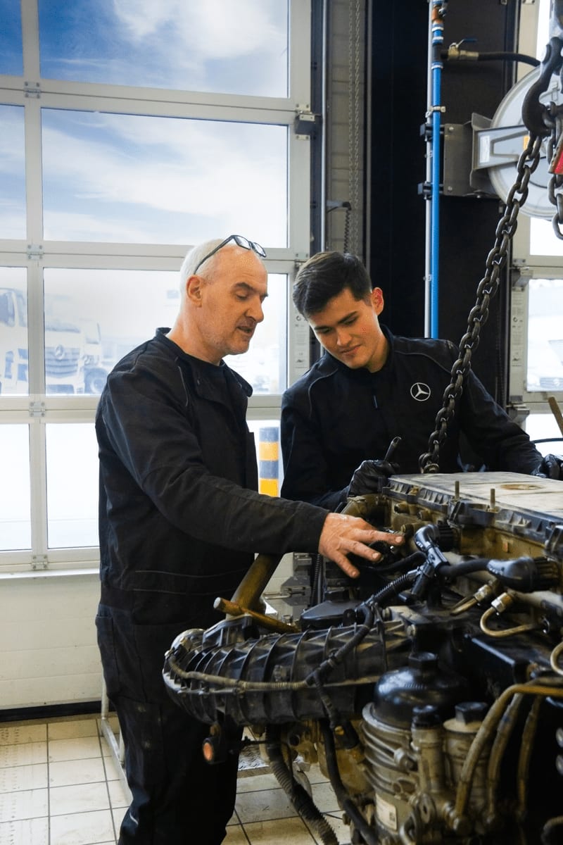 Tuteur accompagnant un alternant RCM en atelier automobile Mercedes-Benz