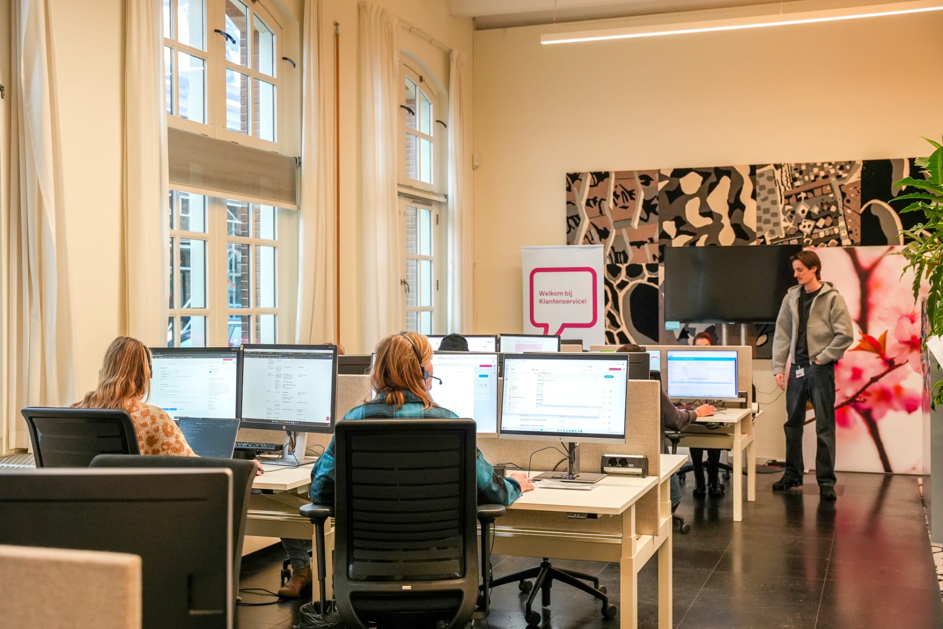 Medewerkers op de afdeling aan het werk achter hun computer