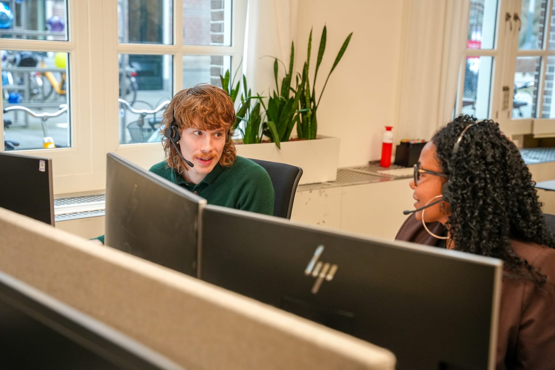 Klantenservicemedewerkers aan de telefoon