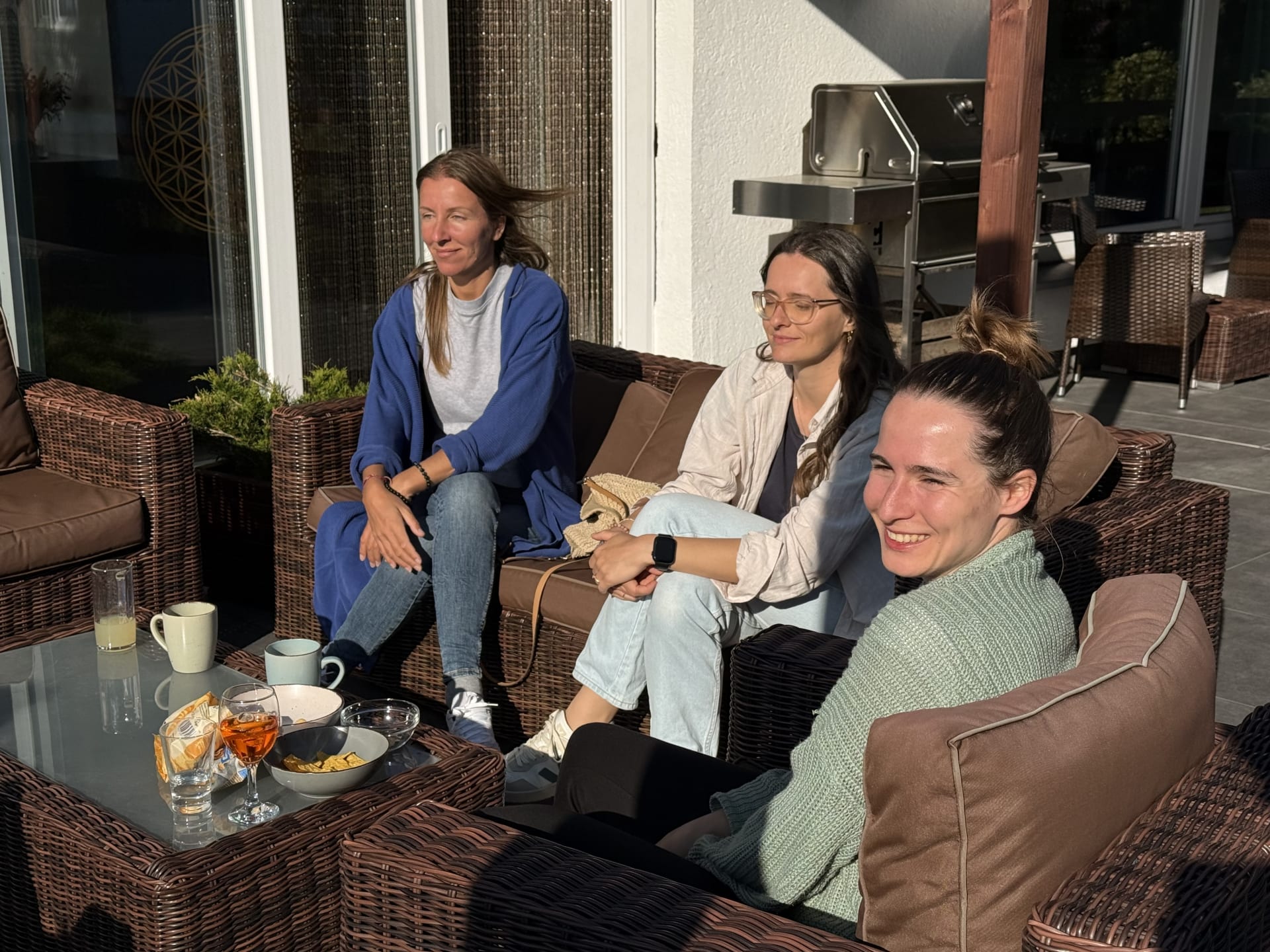 Teambild, wie drei Mitarbeiterinnen von Discover Dental zusammen sitzen