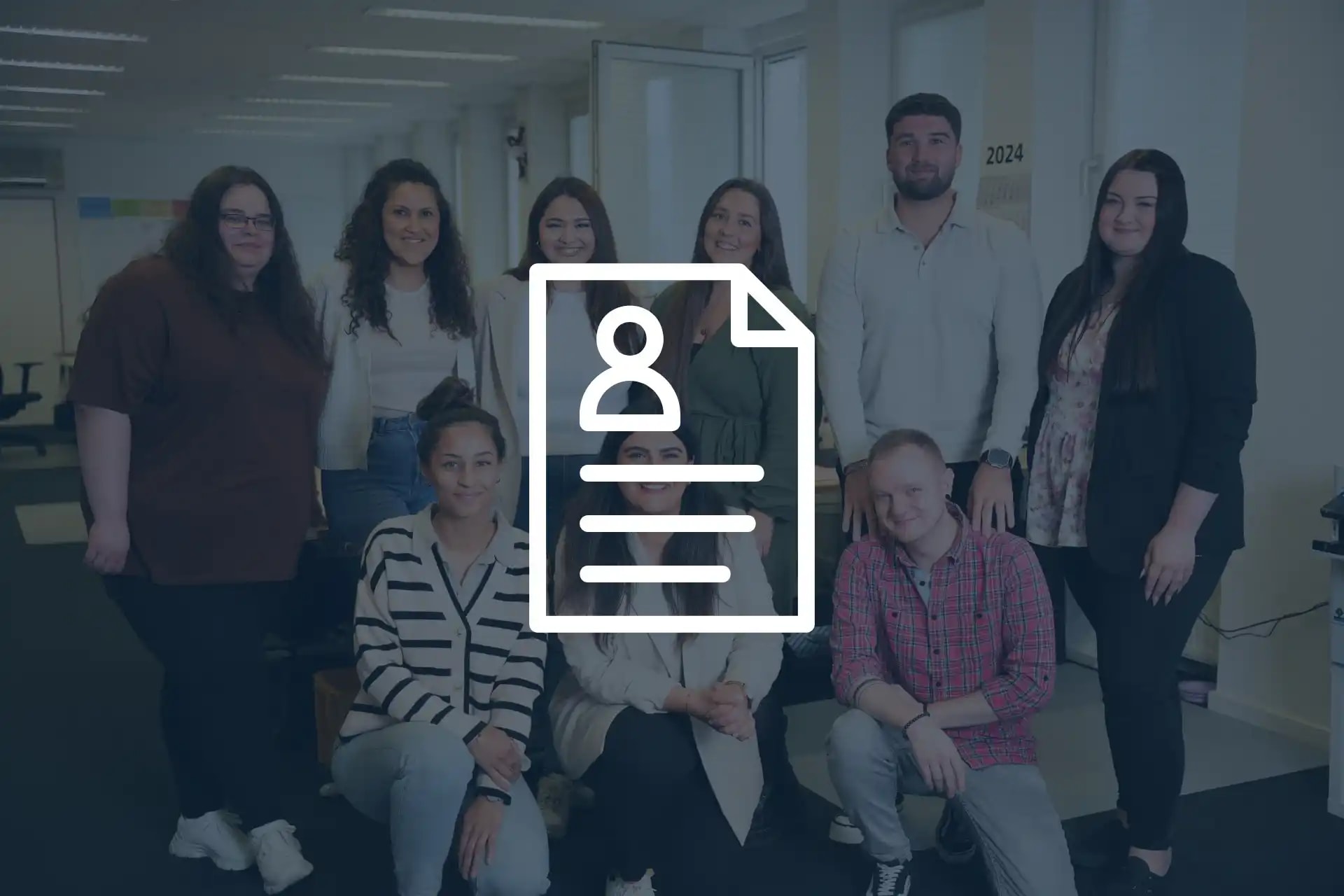 Mehrere Mitarbeiter aus der Abteilung Human Resources lächeln auf einem Teamfoto