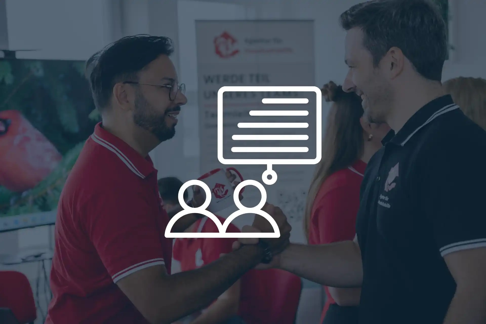 Teamkoordination Außendienst - zwei Mitarbeiter der Agentur für Haushaltshilfe beim Handschlag lachen sich an