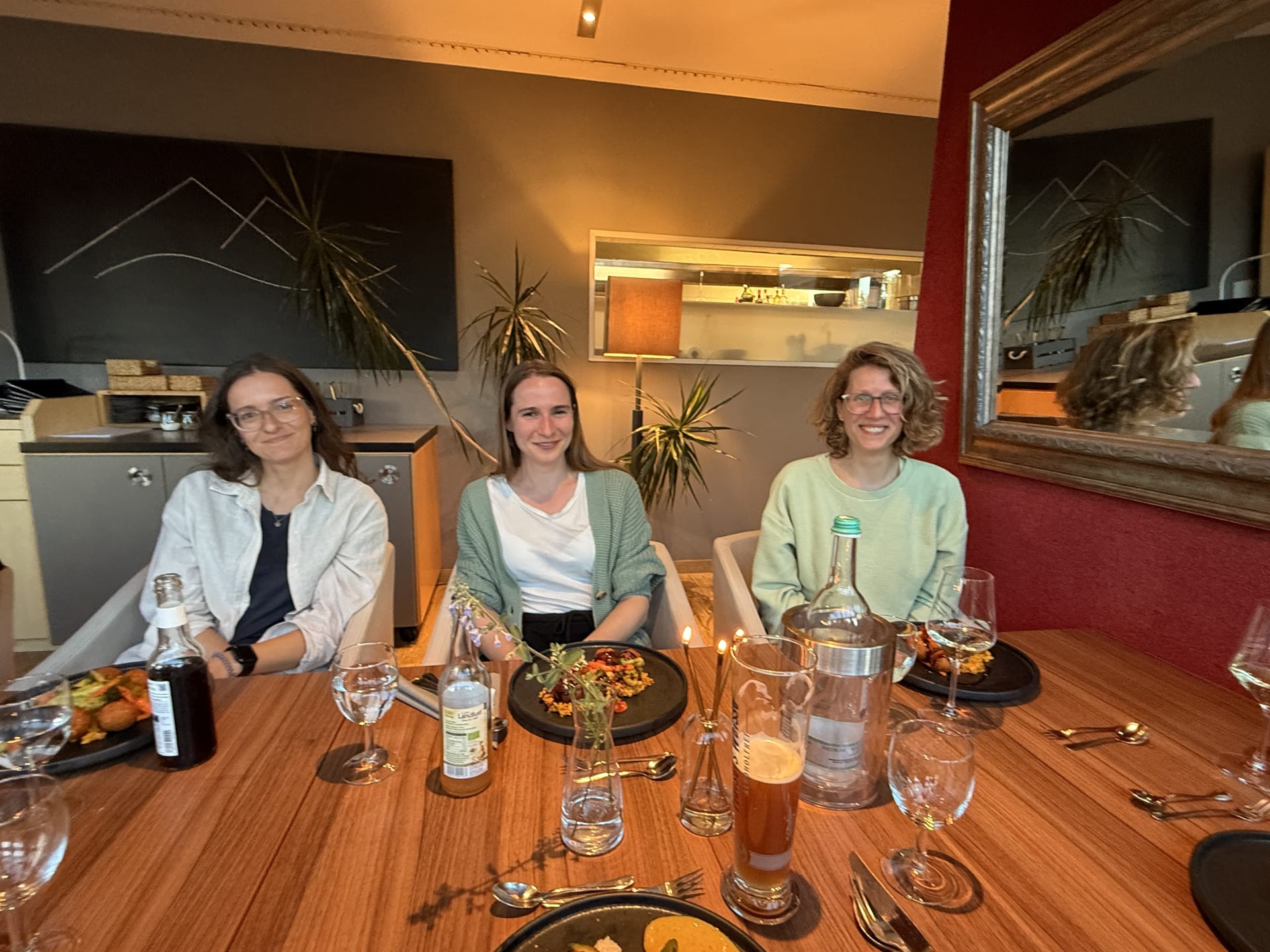 Teambild, wie drei Mitarbeiterinnen von Discover Dental zusammen sitzen